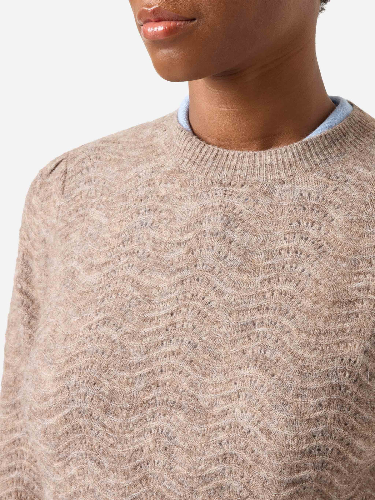 Maglia girocollo Marienne nocciola in morbido misto lana e alpaca con punto onda