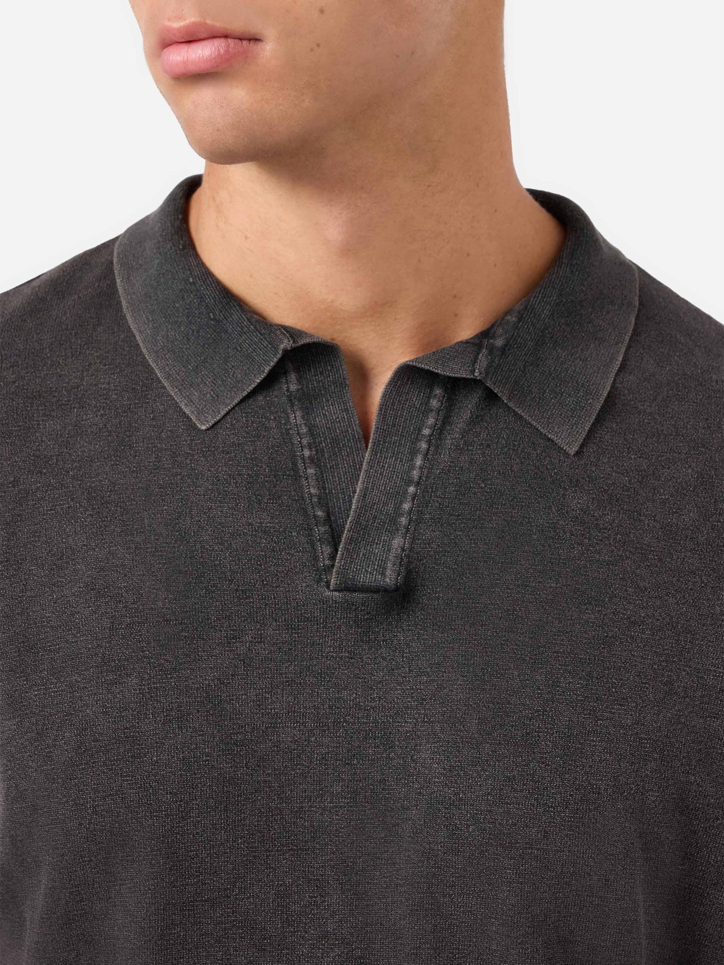 Schwarzes gestricktes Poloshirt Sloan ohne Knöpfe mit Vintage-Behandlung 