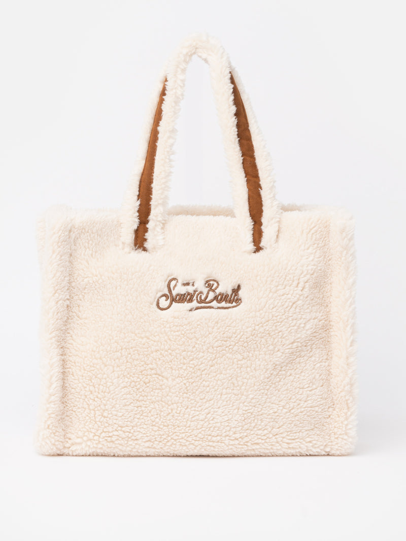 Weiße Soft Bag Small aus Teddyfell mit Saint Barth-Logo und Schultergurt