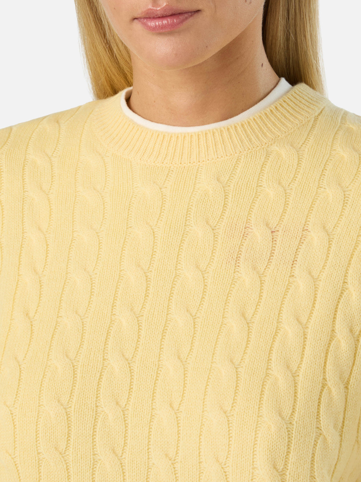 Jersey Sorbonne de lana amarillo claro con cuello redondo y punto trenzado 