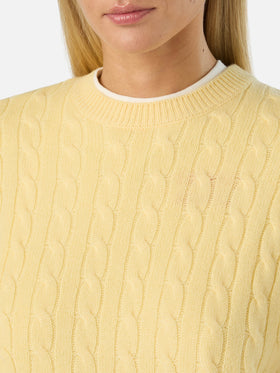 Jersey Sorbonne de lana amarillo claro con cuello redondo y punto trenzado 