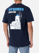 Herren-Baumwoll-T-Shirt mit platziertem Mykonos Addicted-Postkartendruck