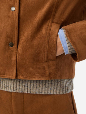 Chaqueta Camel Veyra de ante con bordado del logo 
