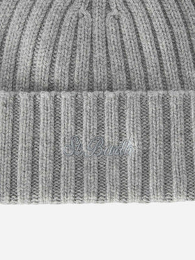 Bonnet Wengen gris clair avec broderie St. Barth 