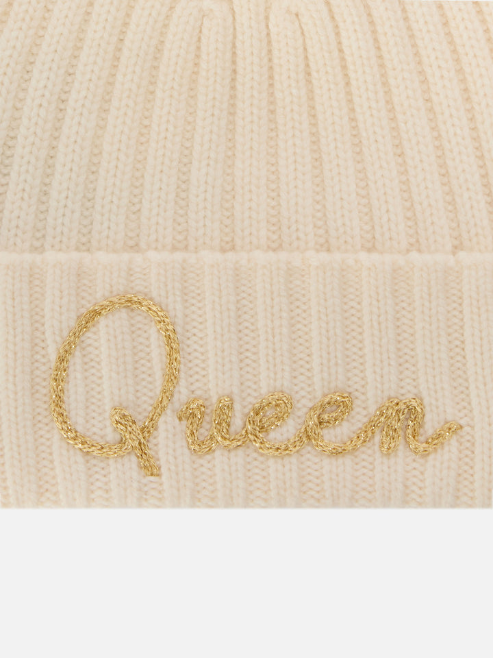 Gorro Wengen off white con pompón y bordado Queen 