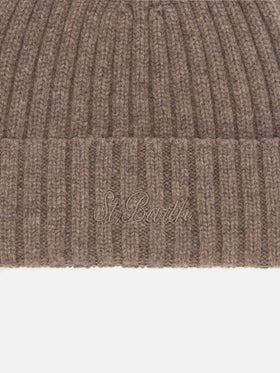 Wengen beanie in hazelnut wool with St. Barth embroidery on the turn-up