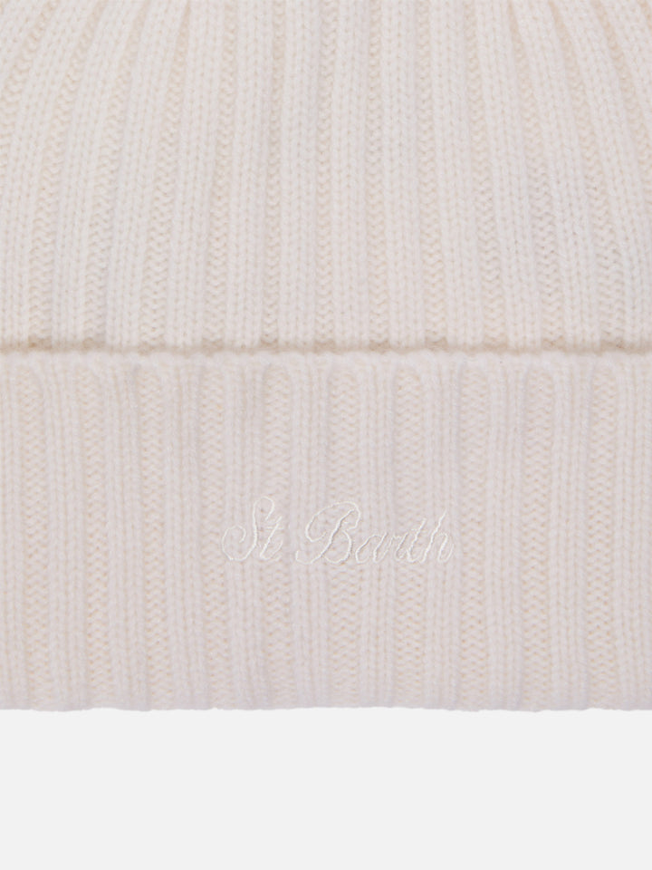 Wengen beanie in white cashmere with St. Barth embroidery on the turn-up