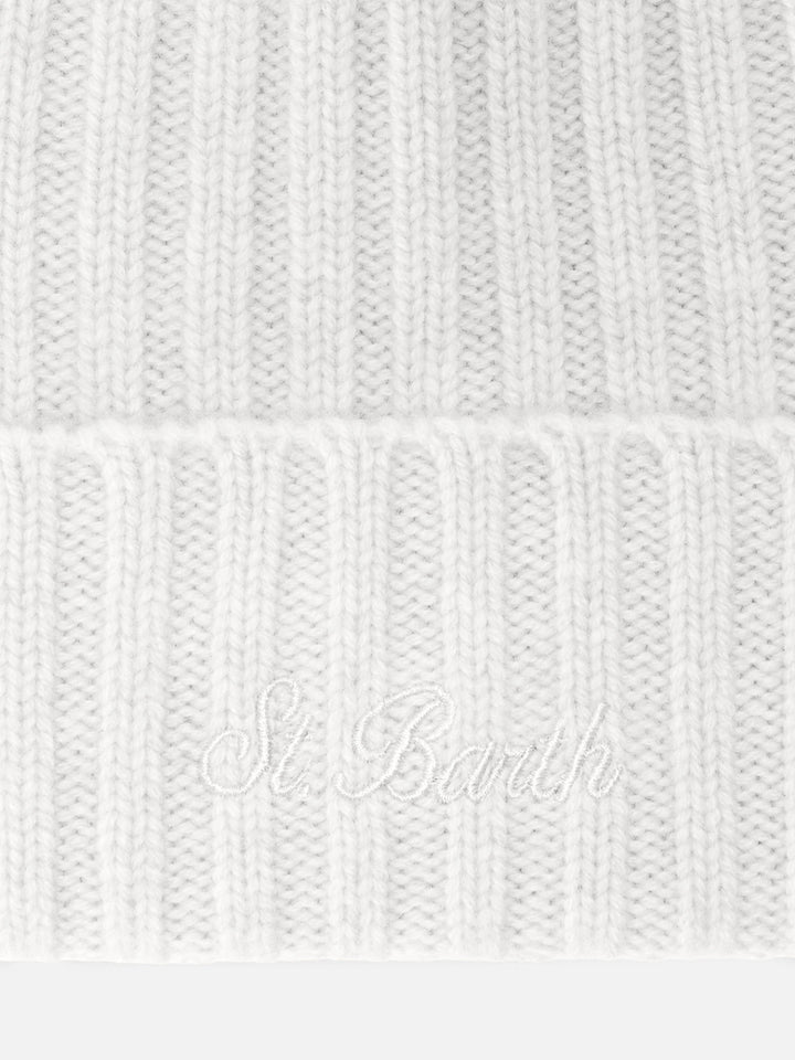 Wengen-Mütze aus weißem Kaschmir mit St.-Barth-Stickerei am Umschlag