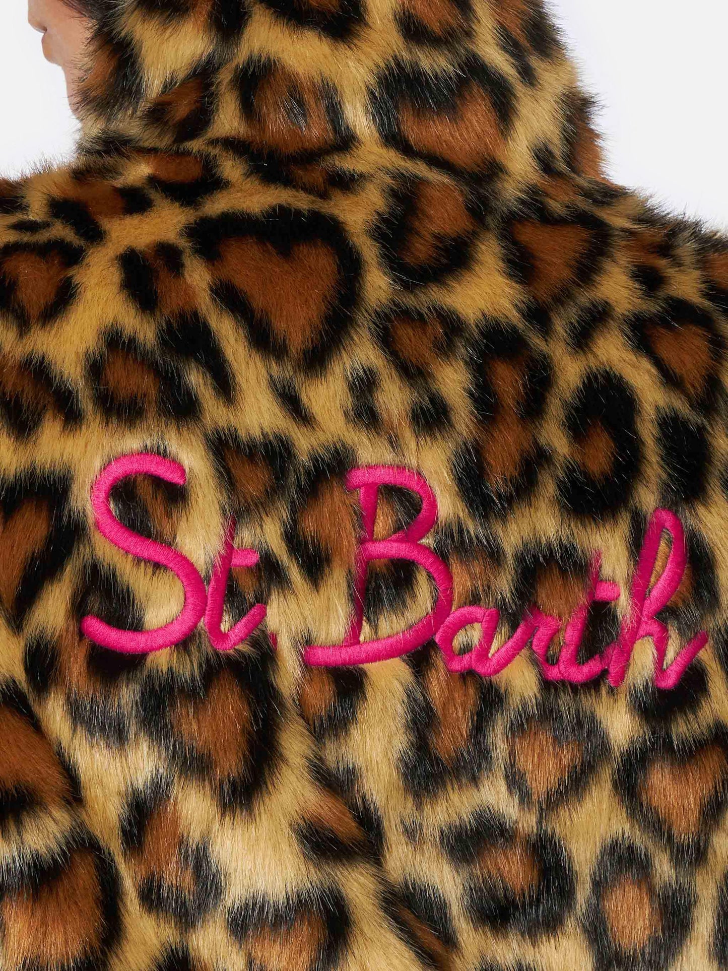 Giubbino corto da donna peloso con stampa cuori animalier