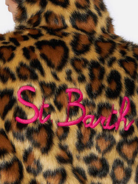 Giubbino corto da donna peloso con stampa cuori animalier