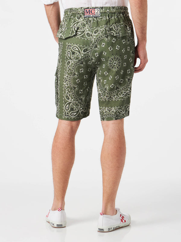 Herren-Bermudashorts aus Leinen mit militärgrünem Bandana-Print