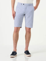 Blau gestreifte Bermudashorts