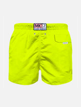 Jungen-Badeshorts aus hellem, fluogelbem Stoff | Pantone® Sonderausgabe