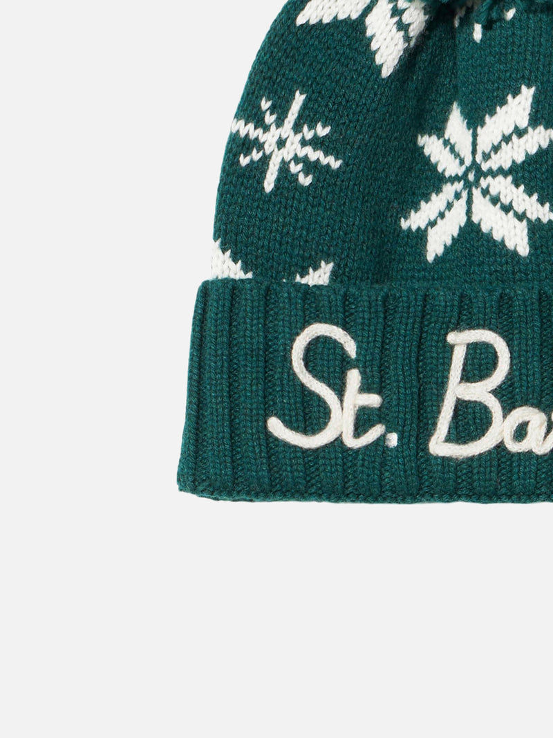 Man green beanie with norwegian pattern