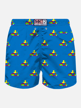 Shorts mare blu con stampa paperelle su scooter | Special Edition