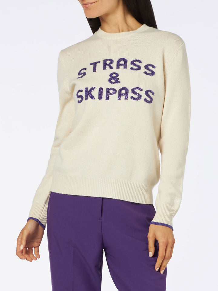 Weißer Damenpullover mit Rundhalsausschnitt und Strass &amp; Skipass-Strassaufdruck
