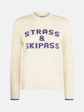 Weißer Damenpullover mit Rundhalsausschnitt und Strass &amp; Skipass-Strassaufdruck