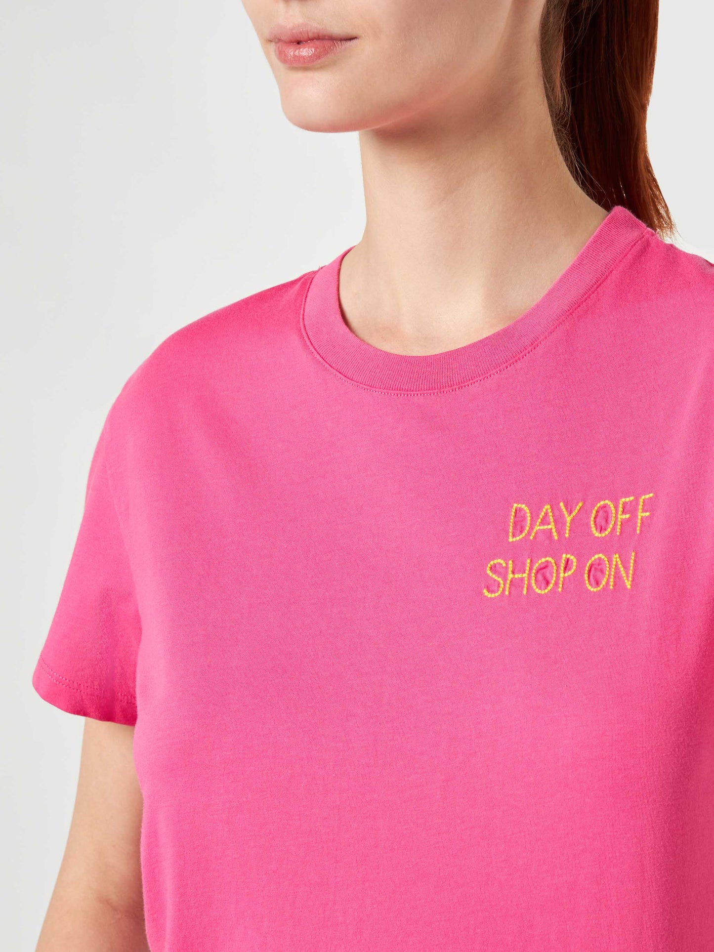 Damen-T-Shirt aus fuchsiafarbener Baumwolle mit Stickerei