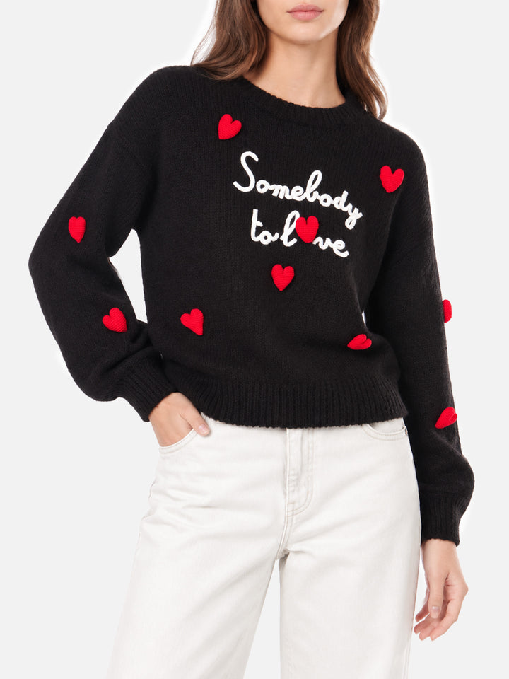 Jersey negro suave Danya con bordado Somebody to love y corazones de crochet 