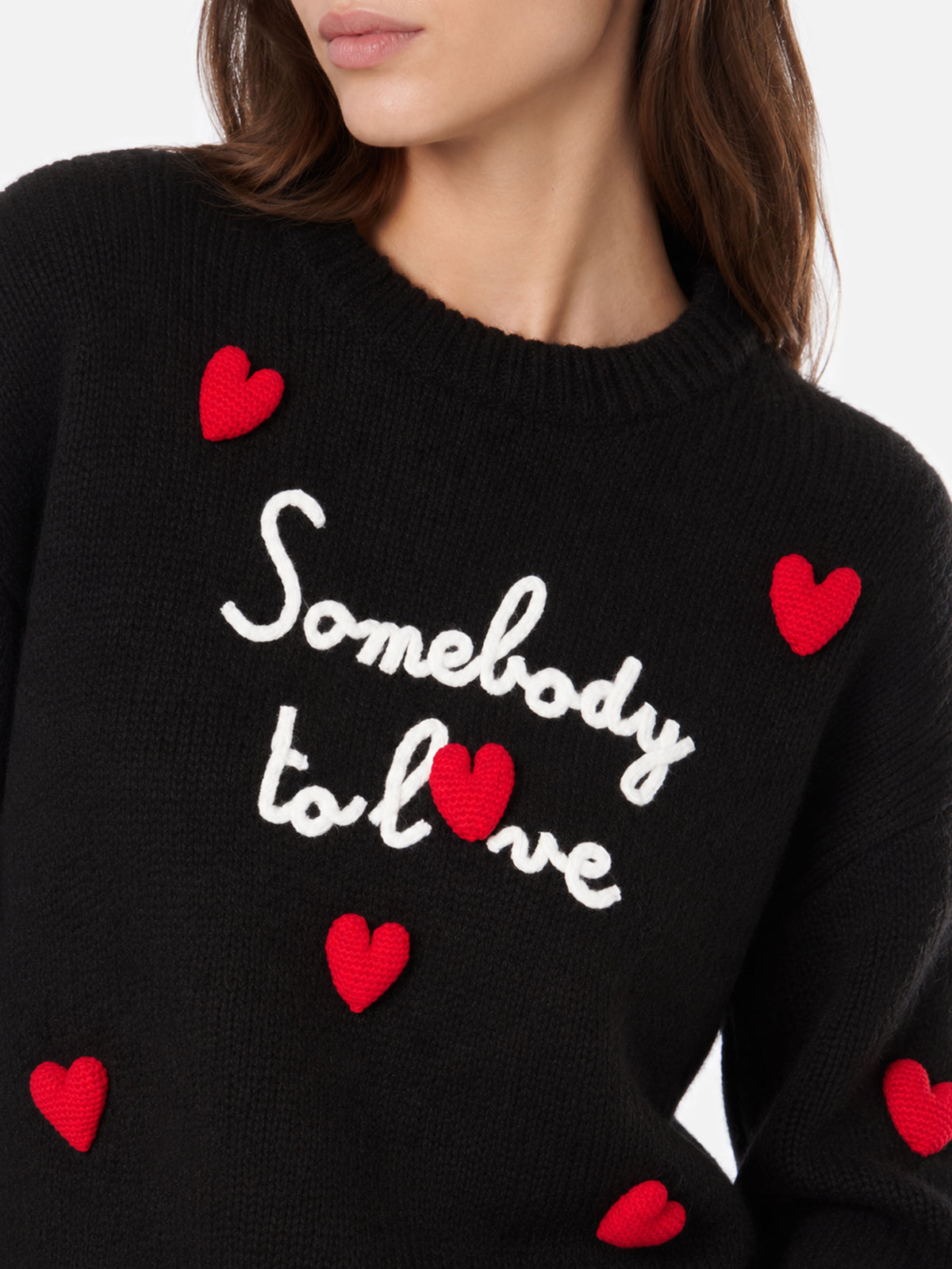 Jersey negro suave Danya con bordado Somebody to love y corazones de crochet 