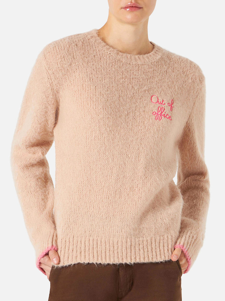 Maglione da donna beige garzato con ricamo