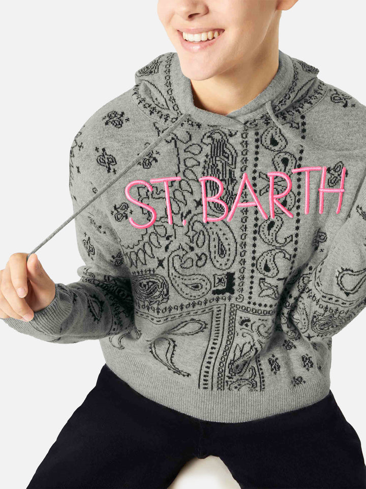 Kurz geschnittener Damen-Kapuzenpullover aus Strick mit Bandana-Print