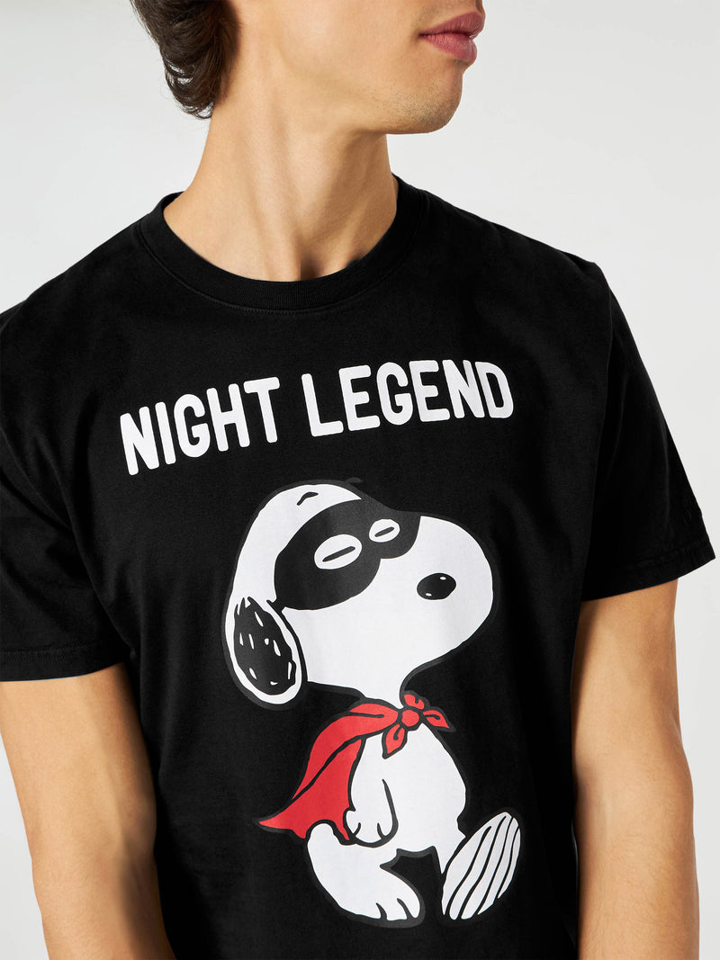 T-shirt da uomo in cotone con stampa Snoopy night legend | SNOOPY - EDIZIONE SPECIALE PEANUTS™