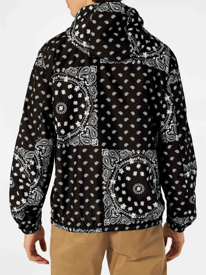 Leichte Herren-Windjacke mit Kapuze und Bandana-Aufdruck