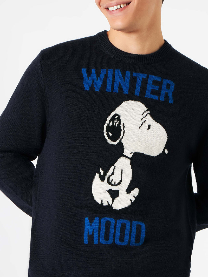 Maglione da uomo blu stampa Winter Mood Snoopy | SNOOPY - EDIZIONE SPECIALE PEANUTS™