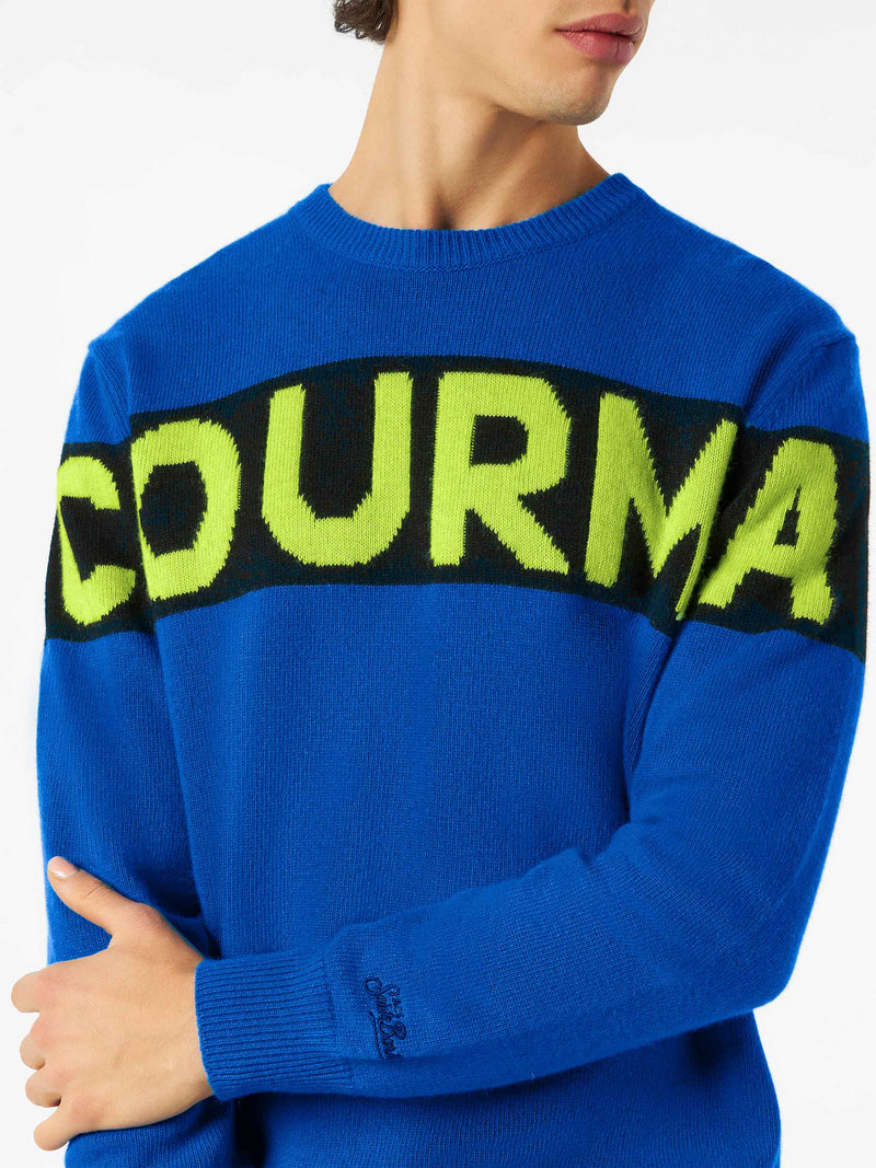 Blauer Herrenpullover mit Courma-Schriftzug