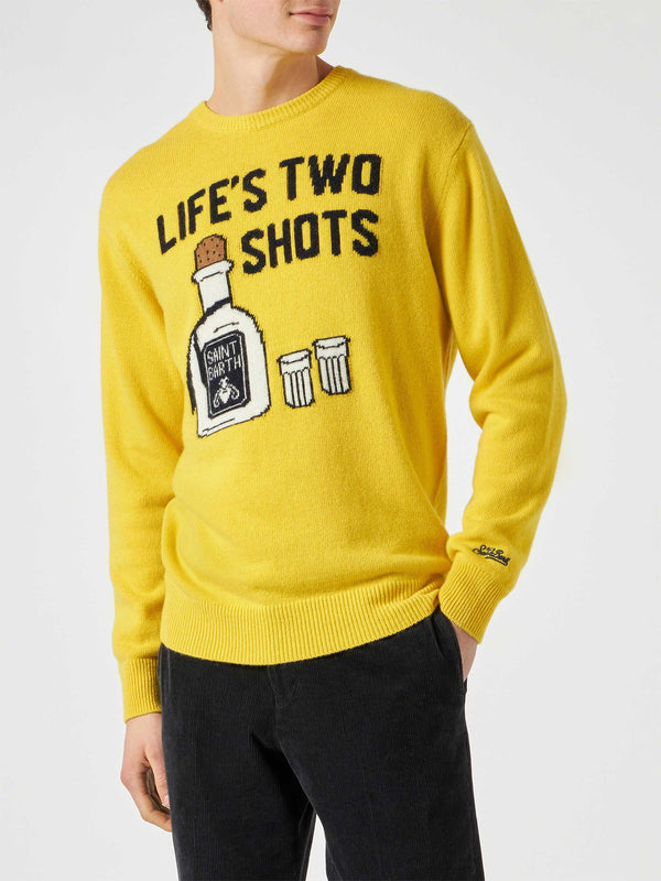 Gelber Herrenpullover mit Life's Two Shots-Schriftzug