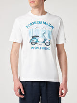 Herren-T-Shirt aus Baumwolle mit Forte dei Marmi-Vespa-Friend-Aufdruck | VESPA® SONDEREDITION