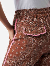 Damen-Leinenhose mit braunem Bandana-Print