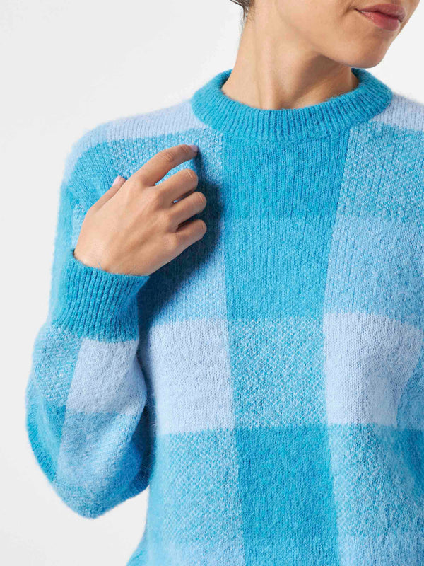 Woman brushed sweater with check pattern