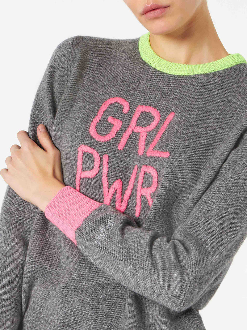 Grauer Damenpullover GIRL PWR mit Fluo-Stickerei und Fluo-Details